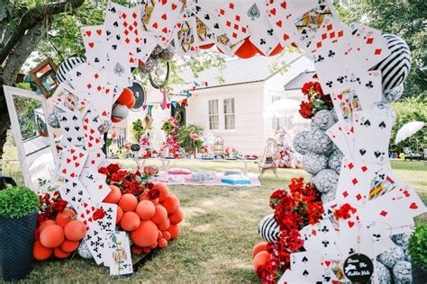 تصویر کا نتیجہ برائے Alice in Wonderland Party Ideas