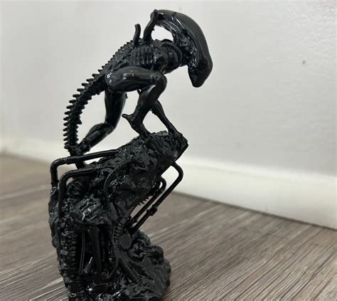 Alien Statue に対する画像結果
