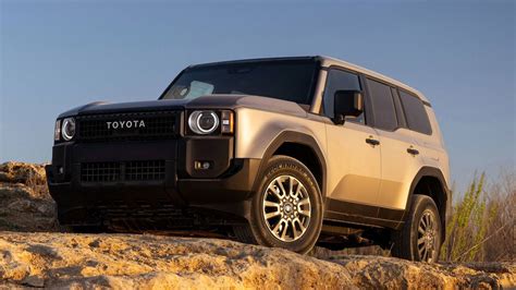 Best Four-Wheel-Drive SUVs of 2025 | 4x4 SUVs Rated | CarBuzz