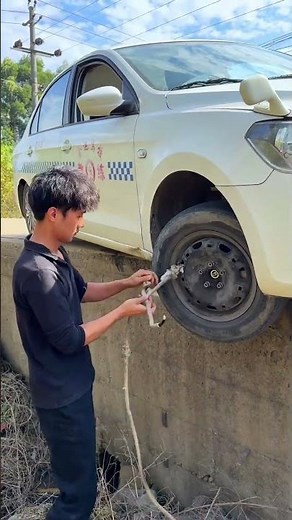 Car Falls Into A Ditch; An Experienced Driver Solves The Problem With One Simple Trick.