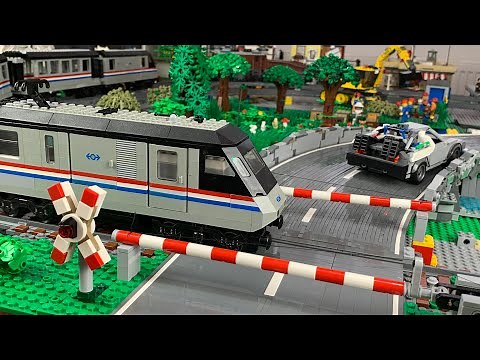 Bau einer Lego Stadt - so funktioniert der Bahnübergang - Metroliner 4558 und andere Züge
