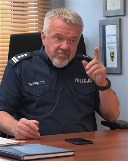 376K views · 4.2K reactions | Zapała dał popalić Komendantowi....   #PolicjantkiiPolicjanci w #Czwórka od poniedziałku do piątku o 19:00! | Policjantki i policjanci - serial | Facebook