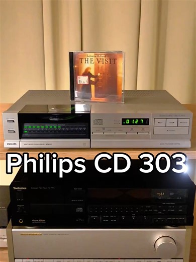 Philips CD-303 💽 Anno 1983 ⏱️ Tra i primissimi lettori Compact Disc mai prodotti, il CD-303 rappresenta una fase pionieristica della tecnologia digitale Philips 🧪 Un apparecchio progettato senza compromessi, con una costruzione imponente da 8 kg 🧱 e soluzioni tecniche che ancora oggi ne definiscono il valore storico e collezionistico 🏛️ Cuore del progetto è la celebre meccanica CDM-0 a movimentazione magnetica 🧲 una soluzione avveniristica per l’epoca, priva di ingranaggi e cinghie soggette