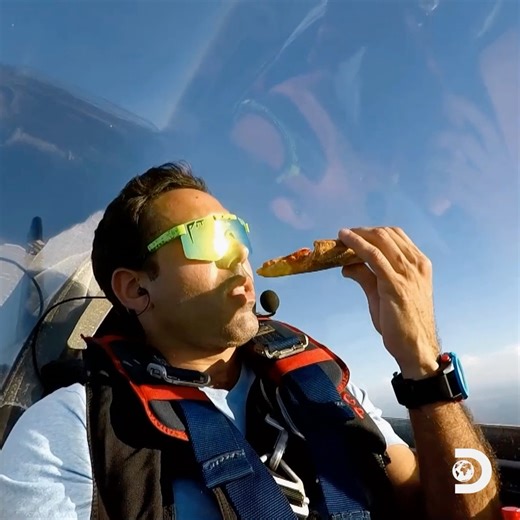 Taking pizza delivery to new heights 🍕😂 A new #Caught! Wild & Weird America starts now on Discovery | Discovery