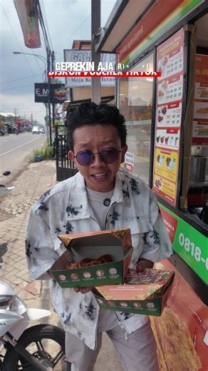 Geprekin aja Rinjani bisa tuker promo TikTok Cuman 10 ribuan di geprekin aja pakai voucher promo ditag lokasi aku dibawah 📍Alamat lokasi Geprekin Aja - Rinjani Jl. Rinjani No.138, Perumahan Pertamina, Sidanegara, Kec. Cilacap Tengah, Kabupaten Cilacap, Jawa Tengah 53263, Indonesia 📍Cara tukerin voucher TikTok 1. Klik tag lokasi hijau pojok kiri bawah 2. Pilih voucher promo 3. Bayar pakai va, dana atau qris 4. Tunjukkan QR Code ke Kasir #pestamakanapril #geprekinaja #cilacap #promogeprekinaja #