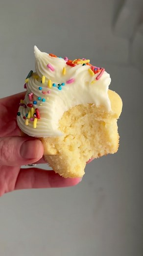how to make the perfect vanilla cupcakes ❤️ #cupcakes #baking #howtobake #vanillacupcakes #bakingrecipe