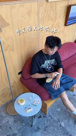 雪芙蘭 x sweet potata 聯名登場 超人氣的 地呱球 sweet potata 跟雪芙蘭一起推出三款冬季限定保養品，包裝萌度爆表💛冷冷的天氣裡，讓肌膚一起QQ潤潤過冬吧～ 經典滋潤護唇膏 乳木果油款：專為乾裂嘴唇設計，內含專業級保養成分「玻尿酸胜肽」，能快速修護、鎖水保濕！ 維他命E款：日常保養必備！改善唇紋、維持嘴唇柔嫩Q彈，一整天都水潤不乾。 暖心QQ滋養乳液 添加紅色QQ晶球，富含維他命E與乳木果油，滋潤力滿分！超適合乾肌或夜間加強保養～ 暖心QQ滋養霜 含有黃色QQ晶球＋維他命E、綿羊油、蘆薈露，質地清爽不黏膩，散發淡淡香氣，冬天擦起來剛剛好～ 這次的 地呱球聯名包裝真的太可愛啦！ 全台屈臣氏獨家販售可愛與保濕一次擁有，快去入手吧💛 #雪芙蘭 #地呱球聯名 #屈臣氏獨家 #雪芙蘭滋養霜 #身體乳液 #經典護唇膏 #護唇膏 #秋冬保養 | Raymond lab