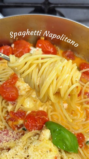 Diuly Mentz & Gui on Instagram: "Spaghetti napolitano. Tão fácil quanto delicioso, a pasta perfeita para você começar a semana. Ingredientes: 220 g de spaghetti pré-cozido 1 fio de azeite 2 dentes de alho 3 punhados de tomate cereja 2 a 3 colheres de sopa de tomate seco picado e seu óleo Pedaços de mussarela Folhas de manjericão 2 punhados de parmesão ralado 2 conchas da água do cozimento do macarrão Sal e pimenta a gosto #macarrao #receitafacil #spaghetti #massa #receitas"