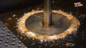 부평깡통시장 쫀득 씨앗호떡 뚱땡이 치즈 씨앗 호떡: 3,000 주소: 부산 중구 부평1길 48 전화번호: 051-243-1128 영상출처 : 유튜브채널 푸드클라스 https://youtu.be/pKbISKCbi8M ————————————————————— 씨앗호떡 정말 맛있었습니다 설탕이 많이 들어가는거 같아서 걱정했는데 그렇게 달지 않았고 반죽도 쫀득하면 먹기좋았습니다 겉에있는 견과류가 씹는맛도 있고 고소하니 든든했네요 치즈 처럼 길게 줄을 왜 서는지 알거같습니다 ————————————————————— 전국의 '맛집' 제보및 문의 받습니다 편하게 연락주세요! 인스타그램: https://www.instagram.com/food_class_/ (DM보내주세요 :D) 이메일: brothers_editor@2brothers.co.kr (메일 보내주세요 :D) | 부산플래닛