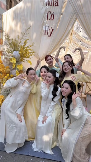 Vũ Phương Thảo on Instagram: "Happy wedding my beloved @minhanhng17 🧡 hội đi ăn cưới đúng dresscode hông lệch tý nào 😝 #wedding #bride #aodai"