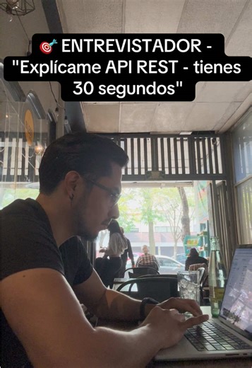 💻 Explícame API REST - tienes 30 segundos Funciona con: → Recursos (usuarios, productos, pedidos) → URLs que los identifican (/usuarios/123) → Métodos HTTP (GET para leer, POST para crear, PUT para actualizar, DELETE para borrar)