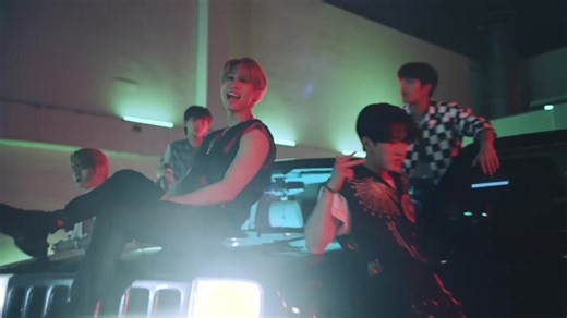 "I love what you hate, 네가 뭐라든 재밌거든 다 Thank you, I love it, 헛소리 대판 벌인다" "혓바닥 shotgun 장전, click-clack, bang! 그래 생각해요 네 맘대로 이러쿵저러쿵, I don't know Do what you do, out of 안중 내가 내려가는 건 걍 네 개꿈" Jisung ah, you got that rizz~~ Love your insane confidence♥️ #HAN #한 #StrayKids #스트레이키즈 | H.A.N - 'Human, Alien' novel