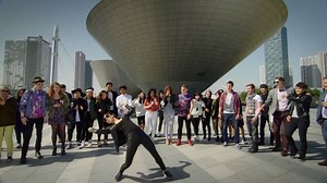 Alert! Flexible alien dancer drops a weird necklace on the floor! Check the 50s mark on 'HD' to see what happens. | LG Global