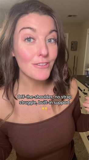 Off-the-shoulder, snatched fit, and a built-in bra with removable padding… finally, a top that does it all 😍✨ Comfort, style, and zero strap struggles—what more could you want? #OOTDInspo #MomLifeStyle #EffortlessChic #BuiltInBra #fashion