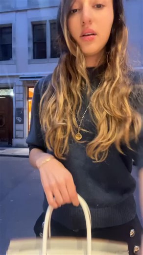 Vintage garderobe on Instagram: "Un Birkin 30 blanc, sublimé par une dentelle grise en cuir, porté avec un pantalon tailleur Chloé bleu marine à l’allure parfaitement structurée. Aux pieds, des ballerines Aquazzura en python blanc, délicates et précieuses. Une silhouette pure, raffinée, presque silencieuse — là où le luxe se reconnaît sans jamais se montrer. 🤍✨"