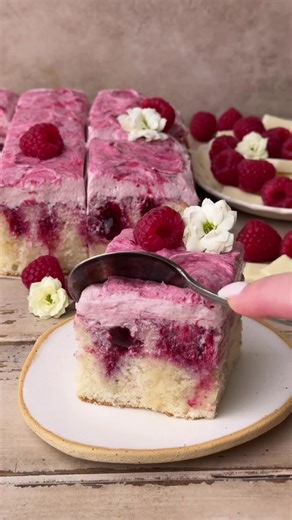 White Chocolate Raspberry Cake 🤍✨🌸 This perfect white chocolate raspberry cake is an extra delicate and soft white cake flavored with lots of vanilla, soaked with sweet vanilla milk, filled with raspberry jam and frosted with silky white chocolate raspberry cream cheese frosting 🩷 #raspberry #whitechocolate #whitechocolateraspberry #cake