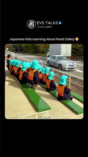 This Is How Japan Trains Kids to Cross Roads Safely 😳🇯🇵 | Must-See Discipline!