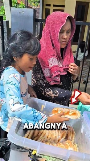 Heboh banget peli pitzza mau acak acak dagangan siabang