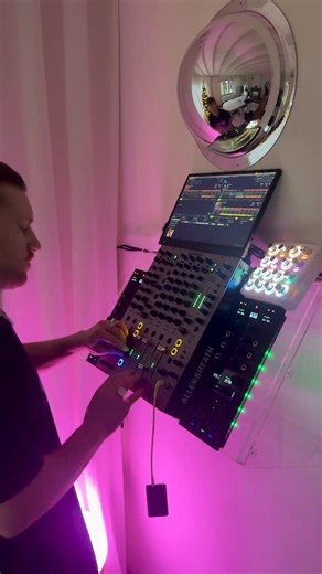 4.7K views · 16 reactions | Dancing to my own algorithm 並 Track IDs at the end 睊 #techno #dj #mixing #music #home | Klaps | Facebook