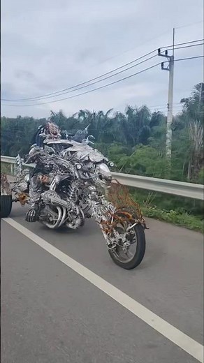 Xenomorph on Wheels - Roongrojna's Alien vs. Predator Motorcycle That Devours the Road
