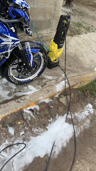 Cómo limpiar tu moto con champú Margrey