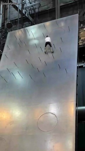 1.4M views · 6.1K reactions | Ye hai duniya ka khatarnak Khel #duniya #khatarnak #khel #fislan #diwal #computer #amazinhfacts #shortsreels | Fast Beast 100 | Facebook