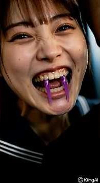 学校を襲撃するエイリアン "Aliens attacking a school"（female shapeshift）