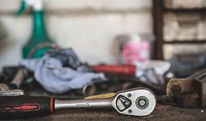 How to Use a Socket Wrench, the Right Way (6 Easy Steps)