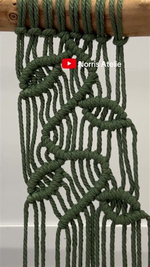 Painel de folhas em macramê 🌿 Técnica: nó Festonê 🎥 Tutorial completo no meu Canal do YouTube — link na bio Feito à mão, com calma e amor pelo artesanal ✨ #macrame #nofestone #macramebrasil #macramefolhas #artesanato