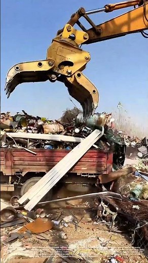 Unloading with Force: The Claw That Empties a Scrap Truck