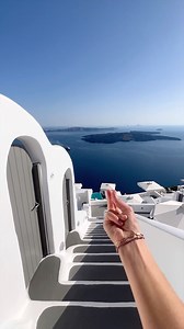Looking for a seamless hotel experience across Greece? 🇬🇷 Allow us to introduce you to the enchanting Katikies Hotels in Santorini and Mykonos! Start your journey with an awe-inspiring view of the Caldera as you awaken in the exquisite @katikieshotelsantorini. 🌋 Immerse yourself in the beauty of @kirinisantorini with a delectable cocktail in hand, while unwinding in your cliff-side hot tub. 🛁 Discover the unique sights of the Imerovigli region while enjoying a luxurious stay at @chromatasant