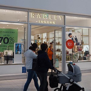 Black Friday is here ✨ Shop Radley, The Body Shop & Le Creuset at The O2 for festive gifts and treats for less 🎄🎁 | Outlet Shopping at The O2