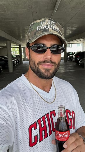 Lucas | Digital Marketing on Instagram: "Here’s a simple 💰 plan for beginners: 1️⃣ Find a simple problem Ask ChatGPT: “What’s a small problem I can help solve with a checklist, template, or guide?” 2️⃣ Create the solution Use Canva. Plug-and-play templates. Simple > perfect. 3️⃣ Set up delivery Create a digital store (Stan Store or beacons). Connect Stripe. Automate access. 4️⃣ Build a faceless IG page Post short videos consistently: ✔️ Strong hook ✔️ Quick insight or story ✔️ Curiosity-based C