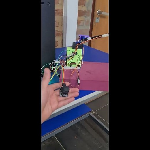 PROYECTO GRUA CON ARDUINO, MODULO JOYSTICK Y SERVOMOTORES