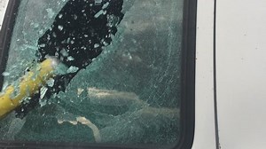 Mad Man Breaks Car Window Bat : vidéo de stock (100 % libre de droit) 1019040685 | Shutterstock