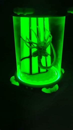 Xenomorph Facehugger Prop: Alien Movie Replica in Incubator #3dprinting #Facehugger #alienmovie
