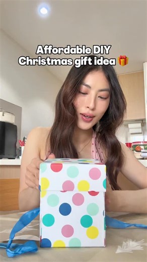 Easy DIY exploding chocolate box 🍫🎄✨ This gift idea is super affordable and the kids will have so much fun making it! You will need: ✨Treat size chocolates ✨Double sided tape ✨Scissors ✨Gift box I purchased the chocolates from ALDI for under $15! They have a huge selection of festive sweets and treats for less to help make this Christmas stress-free 🥰 #ad @aldiaustralia #ALDIFestiveFeastsForLess #craftideas #christmasideaa #christmasgifts Christmas food ideas | Christmas DIY gift hacks | Jubi