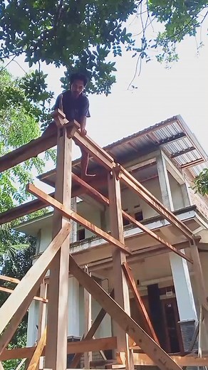 155K views · 862 reactions | Memasang atau menyetel bahan rumah panggung di atas ketinggian. Setting up the stilt house materials. #Setting #menyetel #rumah_panggung_ #gazebo #tukang_kayu #woodworking #woodenfurniture #DIY | Onggek Dani | Facebook