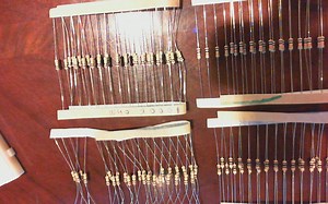 i received arduino stater kit how i can reconize resistors from color