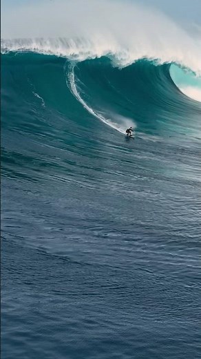 The wave just keeps growing 😮‍💨 #bigwaves #surf