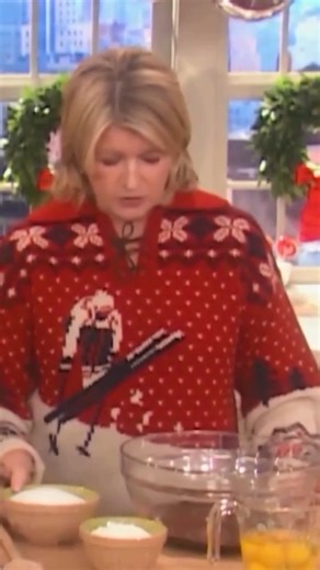 1M views · 20K reactions | This is some high-class baking with Snoop and Martha. :wink: The green sprinkles add a festive touch to this classic sweet treat. Grab the recipe: bit.ly/3Y6rnfT | Martha Stewart | Facebook