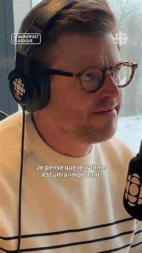 « Le rythme est ultra-important dans un menu et ça prend un bon chef d’orchestre pour l’exécuter. »👨‍🍳 🎶 @dannystpierre partage son analogie inspirante entre la cuisine et la musique classique, où chaque plat joue sa note pour créer une harmonie parfaite. Notre animatrice @julie.daoust.77 a jasé de classique lors d’un long entretien avec le grand chef. Il nous fait part de son amour pour le classique et nous fait entendre les œuvres qui l’ont marqué. À écouter dès maintenant en rattrapage sur