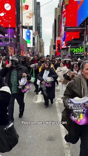 asked people what time they showed up in Times Square on New Year’s Eve 🎆 When police open the pens, people run in and fill the viewing areas, which is why arrival times can look all over the place. Once the pens are open, everyone moves quickly to grab a spot, and the crowd naturally mixes as spaces fill This happens every year. Sharing so you know what to expect tomorrow 🥳