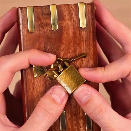 ¿Cómo abrir el candado con la única llave?