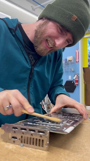 tech tip: dont forget to take good care of your GPU #techtok #gpu #linustechtips