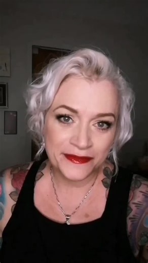 Distraction is a coping mechanism that can be used to enable us to deal with overwhelming feelings. If you find yourself distracting yourself all the time, it's possible that you are avoiding those painful feelings. To heal we need to feel our feelings. Let me know if you want more content like this & comment. #ursuladarby #PublicSpeaker #griefawareness #griefhealing #certifiedgriefeducator | Ursula Darby Psychic Medium | Facebook