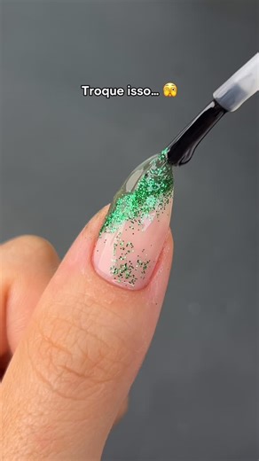 Clai | unhas naturais on Instagram: "pov: você vai finalizar a unha e arrasta toda a decoração 🥲 Sempre faço assim pra não ter perigo de acabar com a unha kkk 😅 Funciona tanto com glitter solto quanto quando uso vermelho ou outras cores fortes… aqui sempre dá certo! Usei meu top coat favorito da vida: Efeito Gel da Colorama 🤌 E o seu, qual é? 💅 Id top coat: CLAPSS-TA55 @mercadolivre ✨Aproveite: 12/12 há ofertas incríveis por 24h no Mercado Livre.. com descontos + frete grátis a partir de 19 