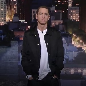 337K views · 633 reactions | “Slösa inte bort din tid med att titta på det här programmet". Eminem bjöds in till David Lettermans program, men när värden bad honom ge råd till barn skämde den amerikanske rapparen ut honom inför sin egen publik. Han lät honom uppleva karma i sitt eget kött. | Ikoner | Facebook