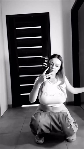 I’m going on Instagram‎: "کشف کرد که محلی‌ها آن را «ماهی زامبی» نامیدند. جالب اینجاست که این ماهی کاملا فاقد اندام‌های داخلی است، اما همچنان حرکت می‌کند و حتی شنا می‌کند، که سوال واقعی و منطقی را به وجود می‌آورد: چگونه چنین چیزی ممکن است؟ زیست‌شناسان می‌گویند احتمالا درون این ماهی انگل‌هایی وجود دارد که قادرند حرکات آن را حتی پس از مرگ کنترل کنند. اما این پدیده به ندرت در حشرات دیده می‌شود و در ماهی‌ها برای اولین بار است. و اگر این گونه‌ای ناشناخته برای علم باشد که می‌تواند بدون اندام‌ها وجود دا