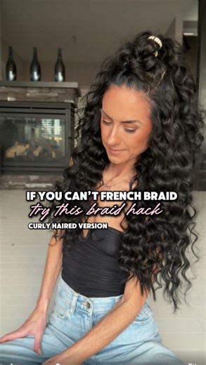 ᴇʀɪɴ ꜰɪᴇʟᴅ ꜰᴜᴅɢᴇ: Hair Growth & Hair Oil Specialist on Instagram: "I was asked to do a faux hawk braid style I’d done on straight hair for my curly haired girls girls so here we go To create this easy faux braid Mohawk hairstyle 1️⃣ separate the crown of your hair and create 4 ponytails 2️⃣ Topsytial the first (my only change from the straight haired video) 3️⃣ Split ponytail one and bring the second ponytail down in the middle 4️⃣ Gather up the hair from the 1st split ponytail, bring it back an